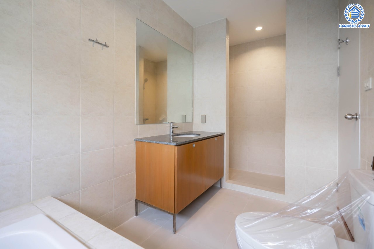 บ้านมือสองตกแต่งใหม่ ม.โนเบิลจีโอ วัชรพล ดีไซน์สุดโดดเด่น เนื้อที่ 65.2 ตร.ว. ฟังก์ชันจัดเต็ม 3 ห้องนอน 5 ห้องน้ำ (ห้องนอนทุกห้องมีห้องน้ำในตัว) 1 ห้องแม่บ้าน จอดรถได้ 2 คัน บนทำเลเดินทางสะดวก ใกล้เซ็นทรัลรามอินทรา, ห้าแยกวัชรพล, จุดขึ้นทางด่วน "ฉลองรัช" และรถไฟฟ้าสายสีชมพู "สถานีวัชรพล"